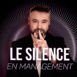 Clément Bergon pose un doigt sur ses lèvres pour illustrer le silence en management.