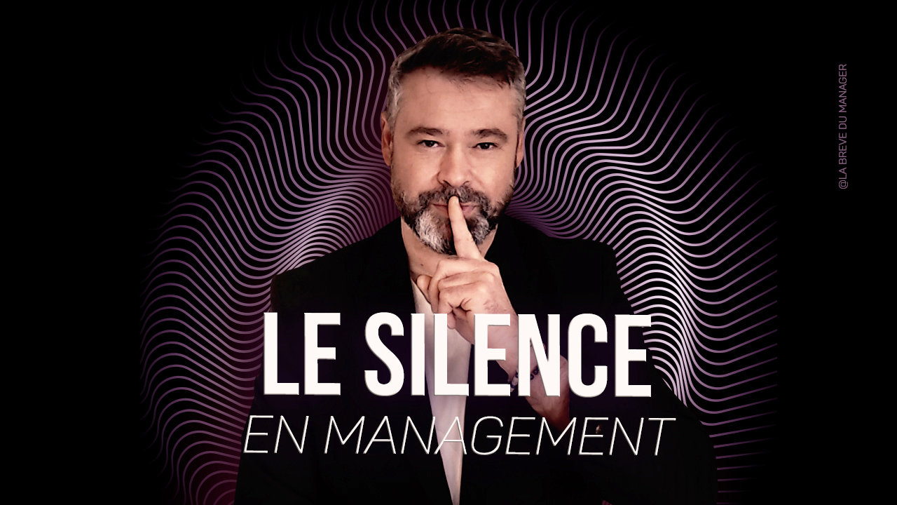 Clément Bergon pose un doigt sur ses lèvres pour illustrer le silence en management.