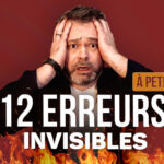 Clément Bergon, les mains sur la tête, devant les mots « 12 erreurs invisibles » et des flammes.