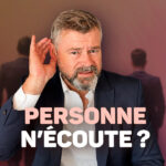 Clément Bergon, la main près de l’oreille, avec le message « Personne n’écoute ? ».